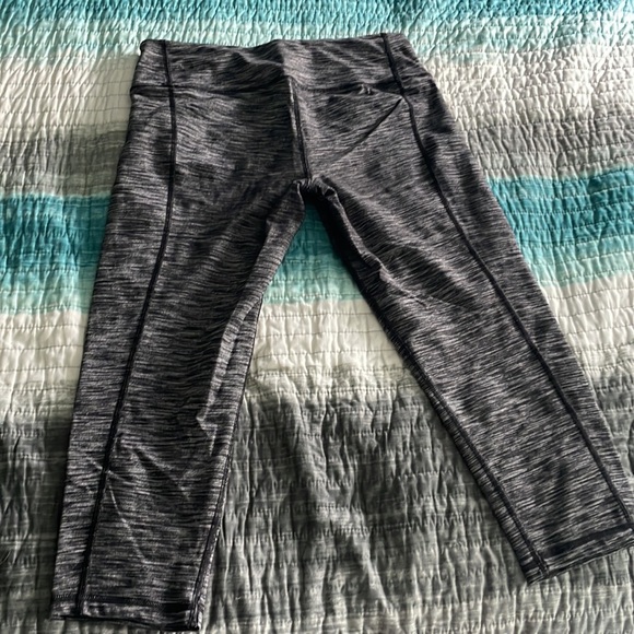 Knockout by Victoria Secret workout Capri leggings size Large - Picture 4 of 5